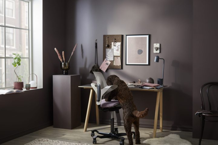 HÅG Capisco Puls 8020. Clay Plastic. Black footbase. Home Office. Textile: JAALI, 671 (Kvadrat)